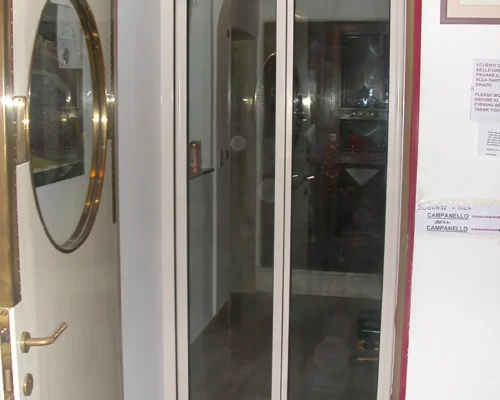 5 requisiti per progettare ingressi con porte automatiche a battente