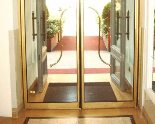 Porta a sfondamento a battente