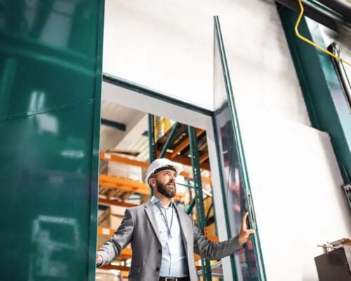 Porte automatiche per ambienti industriali: sicurezza, automazione, controllo accessi