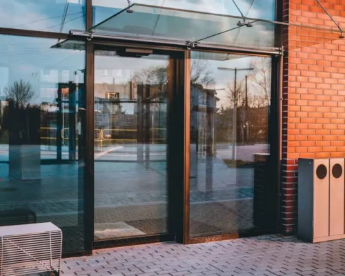 Porte automatiche: come scegliere il fornitore giusto e installarle correttamente