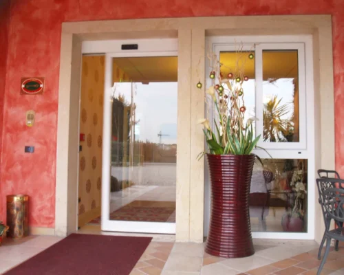 Sicurezza e automatizzazione agli ingressi: perché scegliere i termoscanner con lettore QR code dei green pass