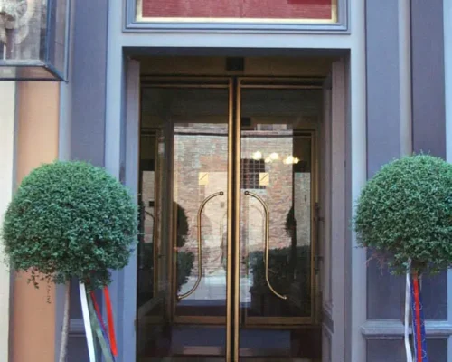 I vantaggi di una porta pedonale automatica a battente